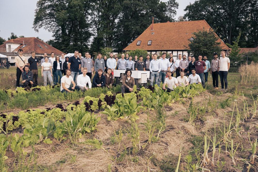 Un grupo posa en el campo de pruebas