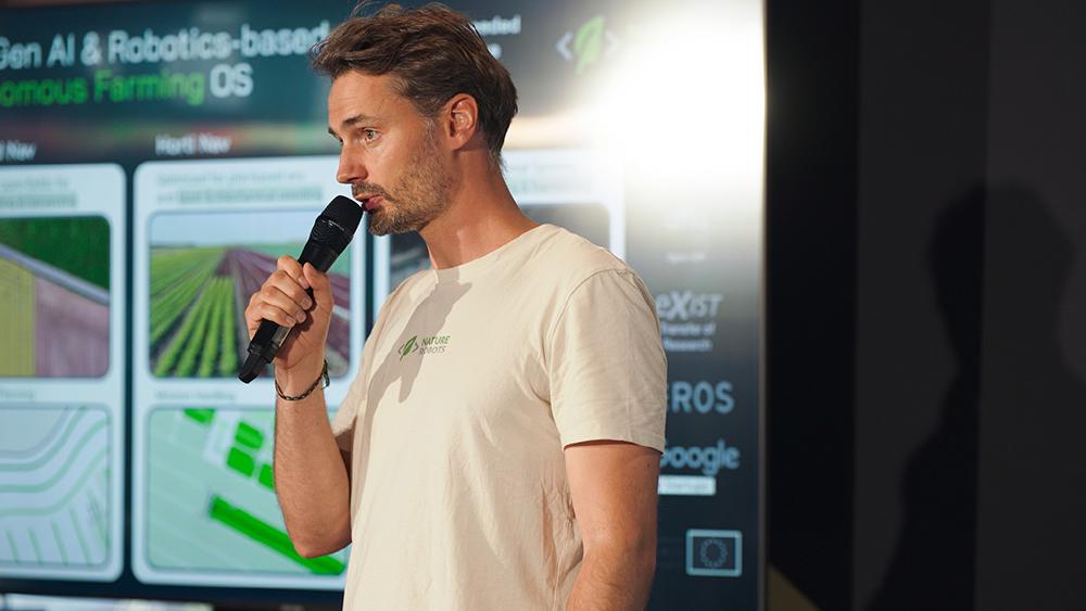 Sebastian Pütz pitcht auf der DeepTech Runway